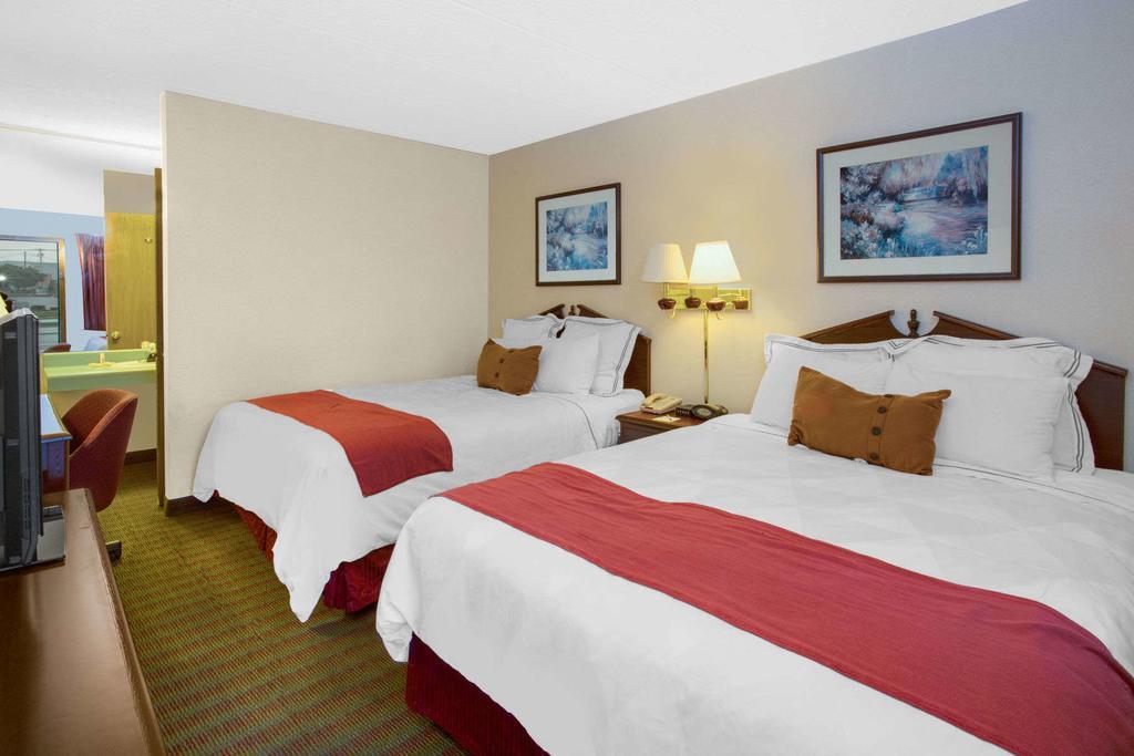Days Inn By Wyndham Davenport Ia Dış mekan fotoğraf