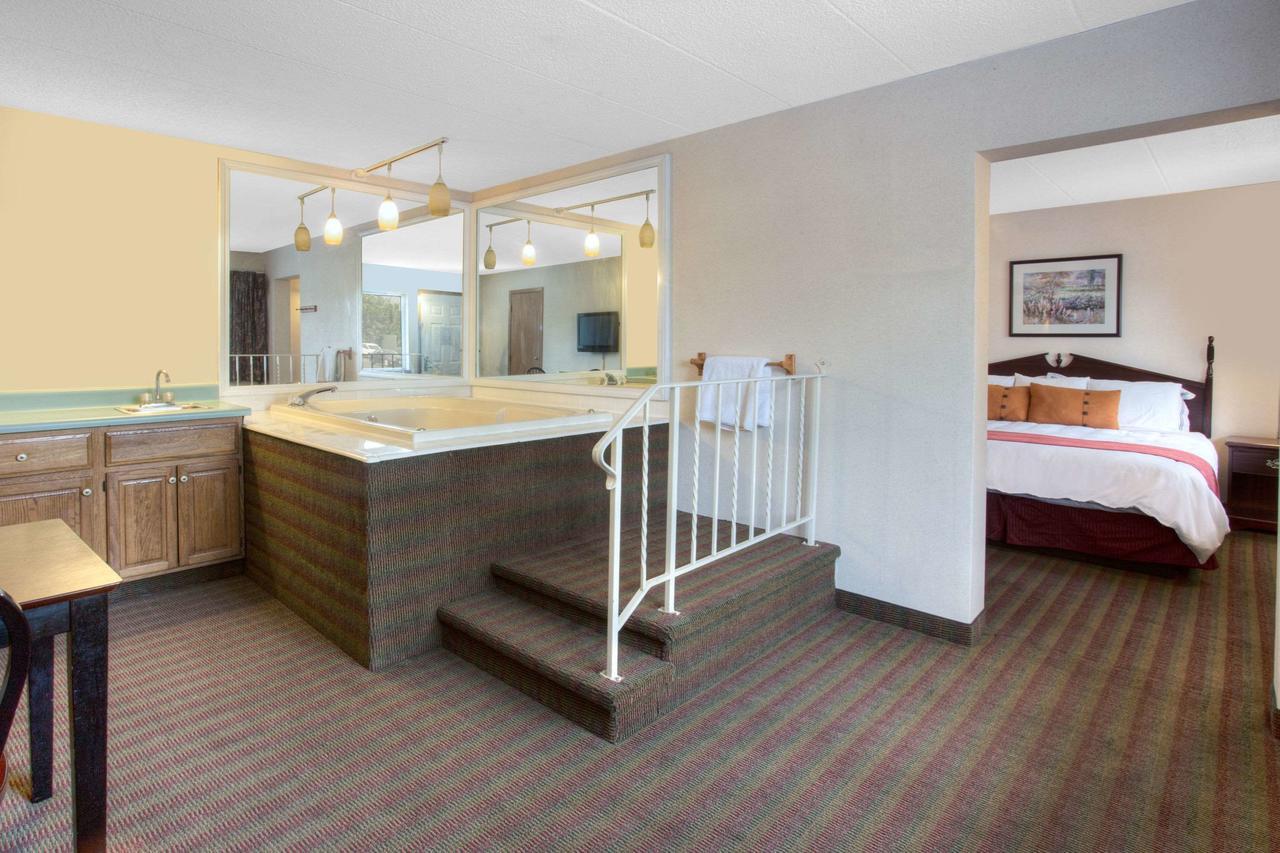 Days Inn By Wyndham Davenport Ia Dış mekan fotoğraf