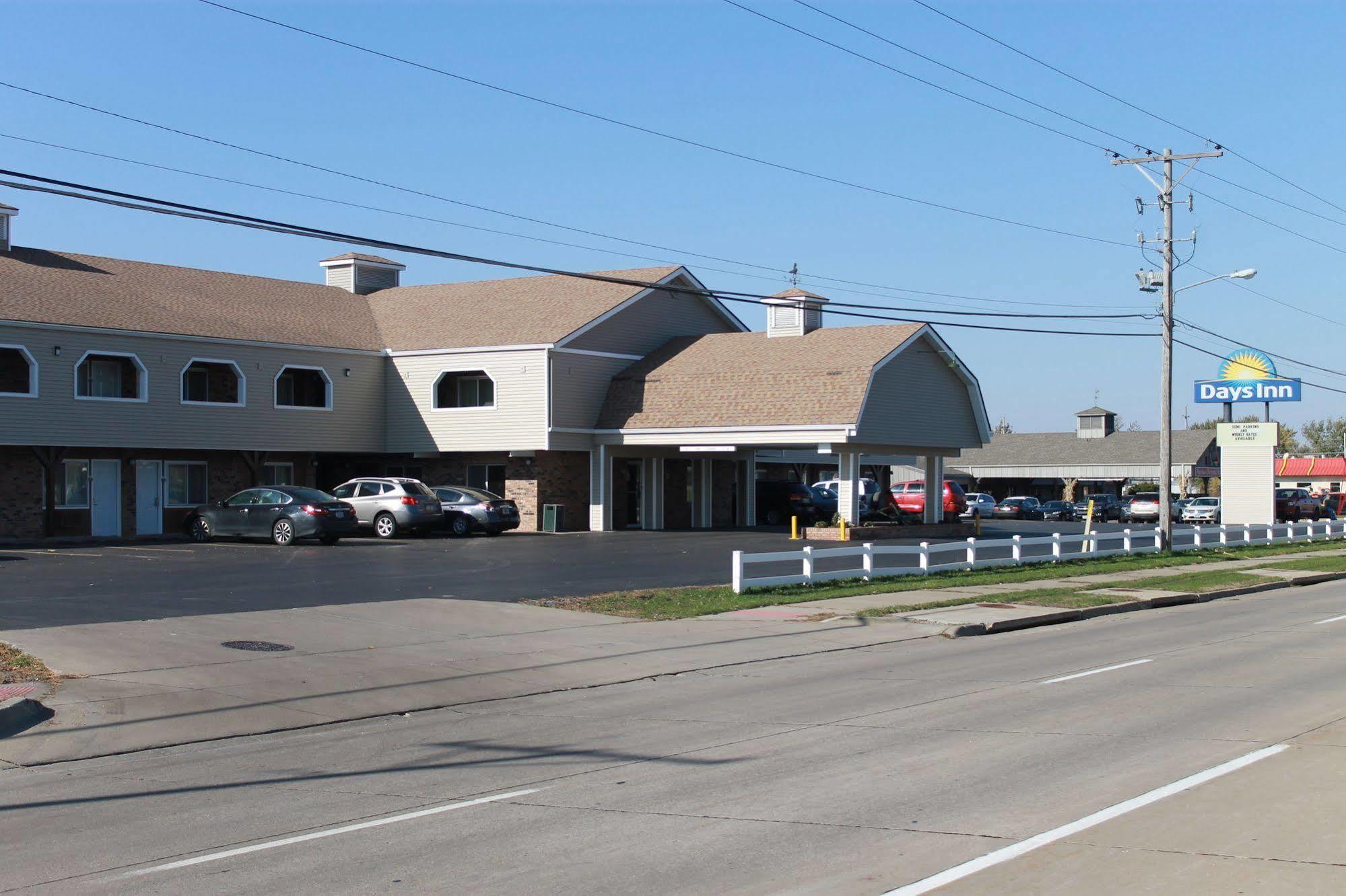 Days Inn By Wyndham Davenport Ia Dış mekan fotoğraf