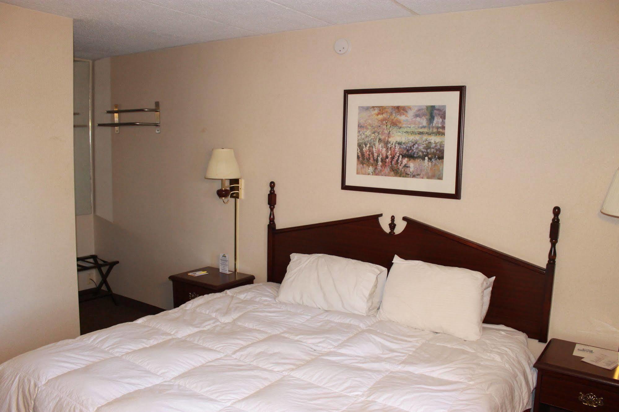 Days Inn By Wyndham Davenport Ia Dış mekan fotoğraf