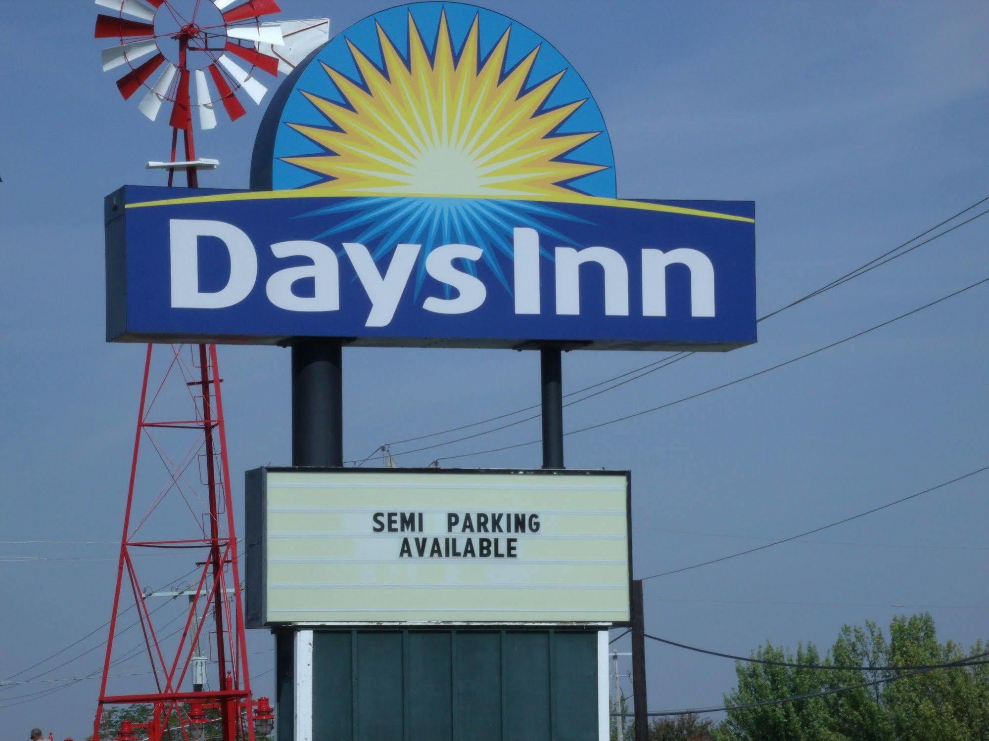 Days Inn By Wyndham Davenport Ia Dış mekan fotoğraf